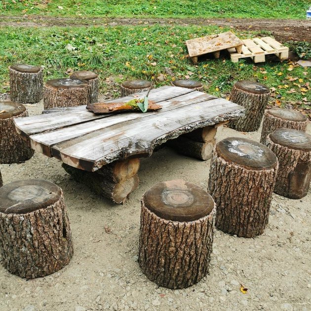 Sitzkreis aus Baumstämmen im Wald